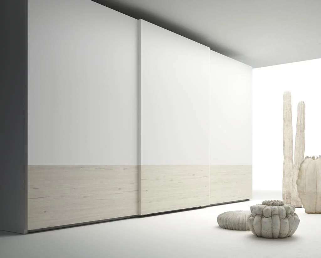 Armario de tres puertas correderas que combina los colores Abeto y Blanco