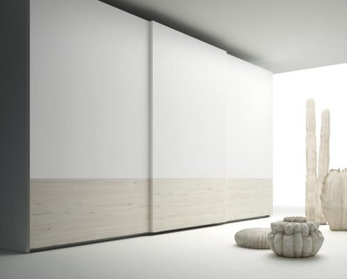 Wardrobe with three sliding doors that combines the colours Abeto and Blanco