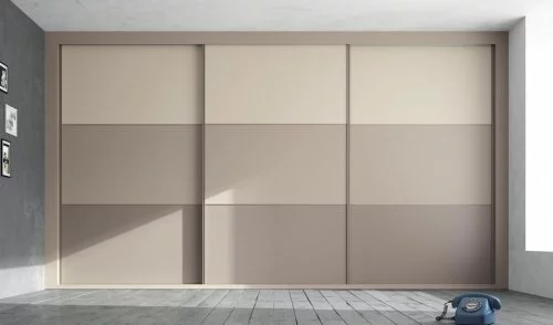 Wardrobe with three doors that are fitted from top to bottom of the room