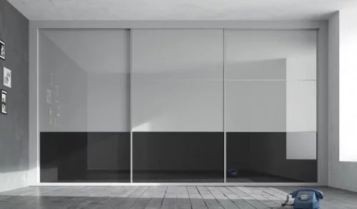 Fitted wardrobe with three sliding doors composed of different panelling