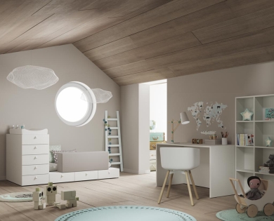 Cuna convertida en cama y mesa para juegos Cuna convertida en cama y mesa para juegos