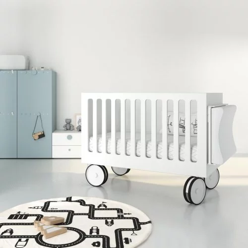 Baby cot on wheels that also includes a changer in colour Blanco