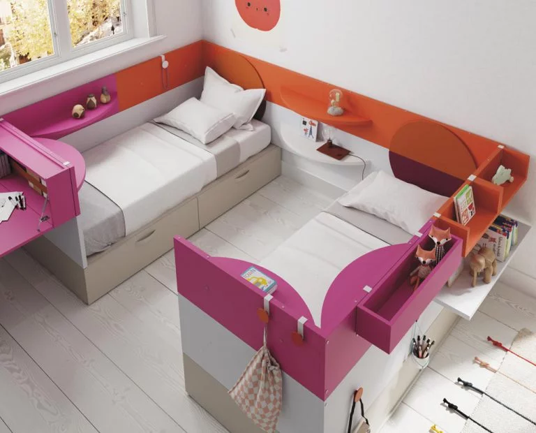 Dos camas en paralelo con una combinación de colores divertida en los diferentes muebles de la colección NEST