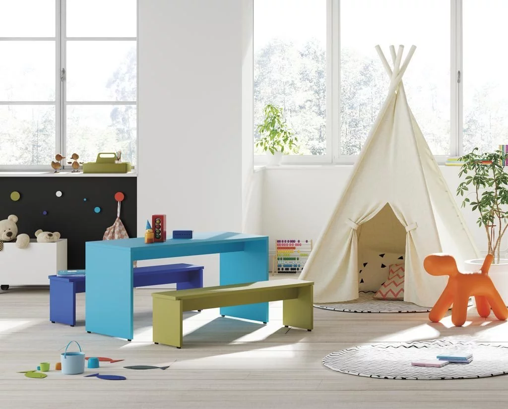 Mesa infantil rectangular con bancos para sentarse modelo PUKKA