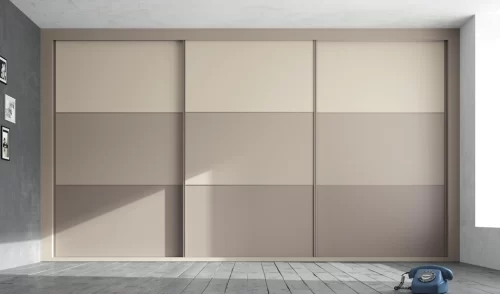 Wardrobe with three doors that are fitted from top to bottom of the room