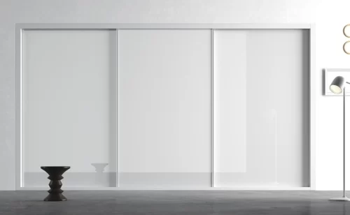 Fitted wardrobe with three sliding doors in colour Blanco Brillo