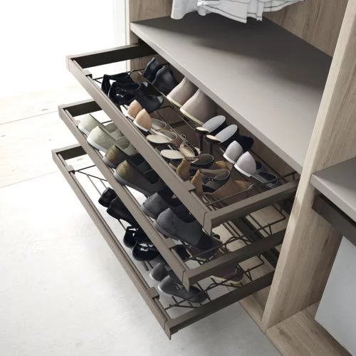Detail of the extractable shoe rack to keep all your shoes organised within your wardrobe