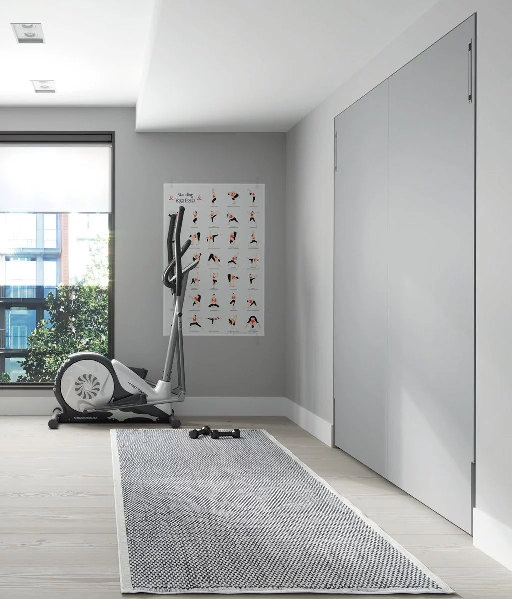 Cama plegable vertical de 190x150 cm cerrada empotrada en la pared