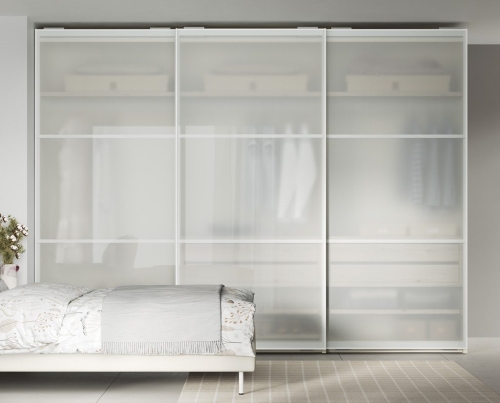 Discover the sophistication of finishes such as stone or glass