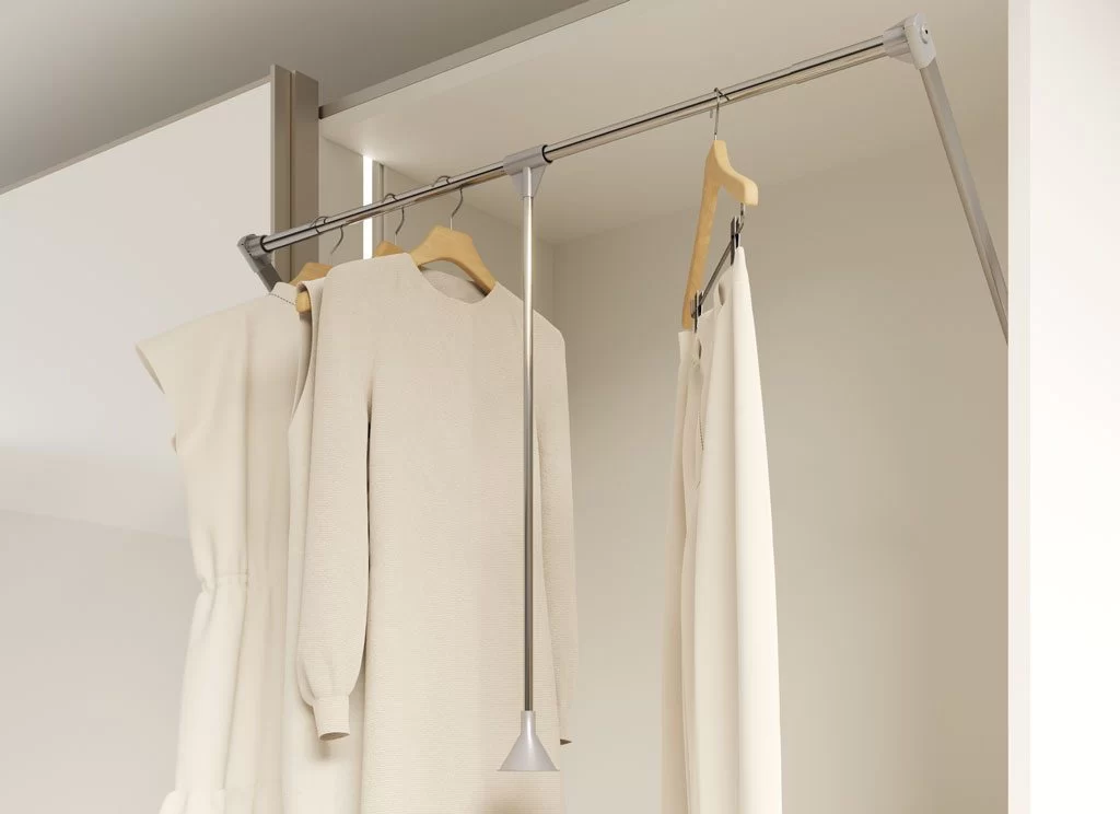 Detalle de la barra de colgar abatible y extensible de interiores de armarios
