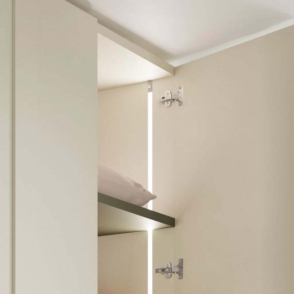 Detalle luz led con sensor de movimiento en los interiores de armarios