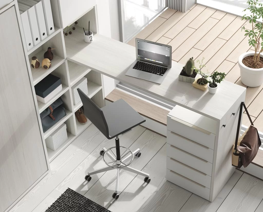 Una opción diferente son las mesas altas de la colección UP acompañada por unos colgadores en el lateral Una opción diferente son las mesas altas de la colección UP acompañada por unos colgadores en el lateral